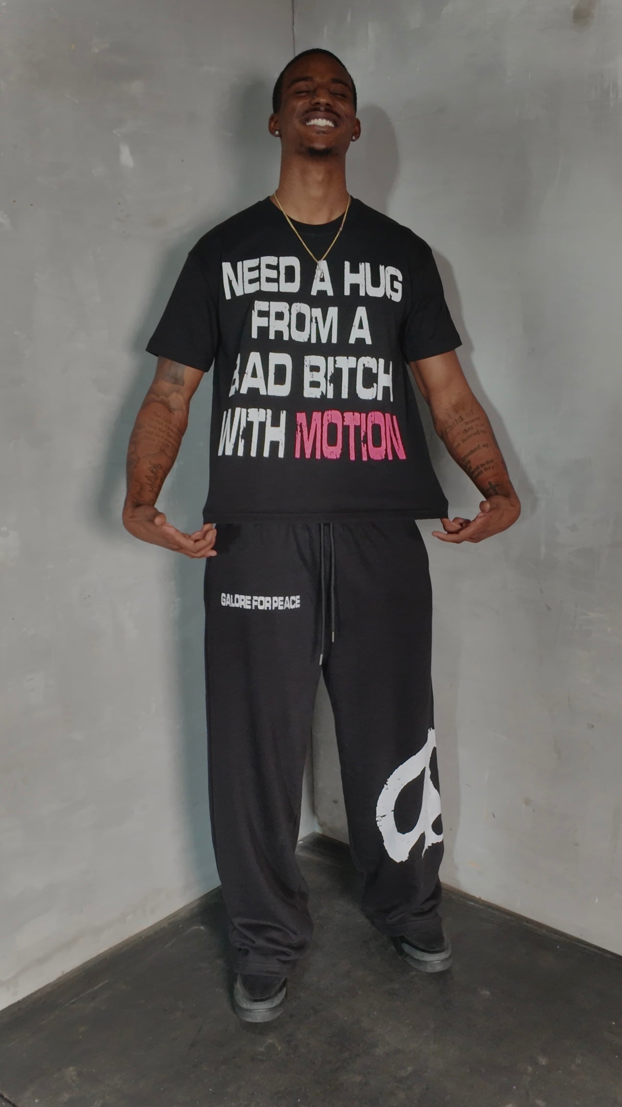 GALORE "NEED A HUG" TEE